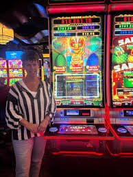 B8MY ကတ်ဂိမ်း VIP စားပွဲပေါ်တွင် Baccarat Dragon Tiger ကစားနေသည့် မြင်ကွင်း